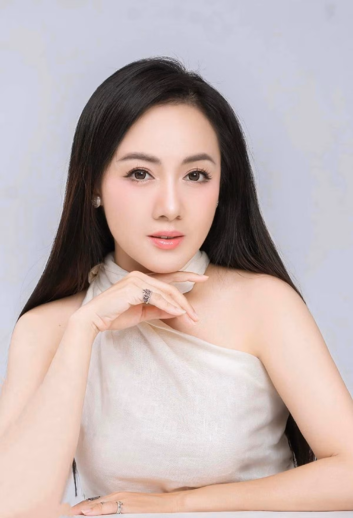 Cô là nữ BTV người miền nam dẫn thời sự được rất nhiều khán giả yêu thích. Bên cạnh công việc, cô cũng được ngưỡng mộ vì có một gia đình hạnh phúc bên chồng và con gái.