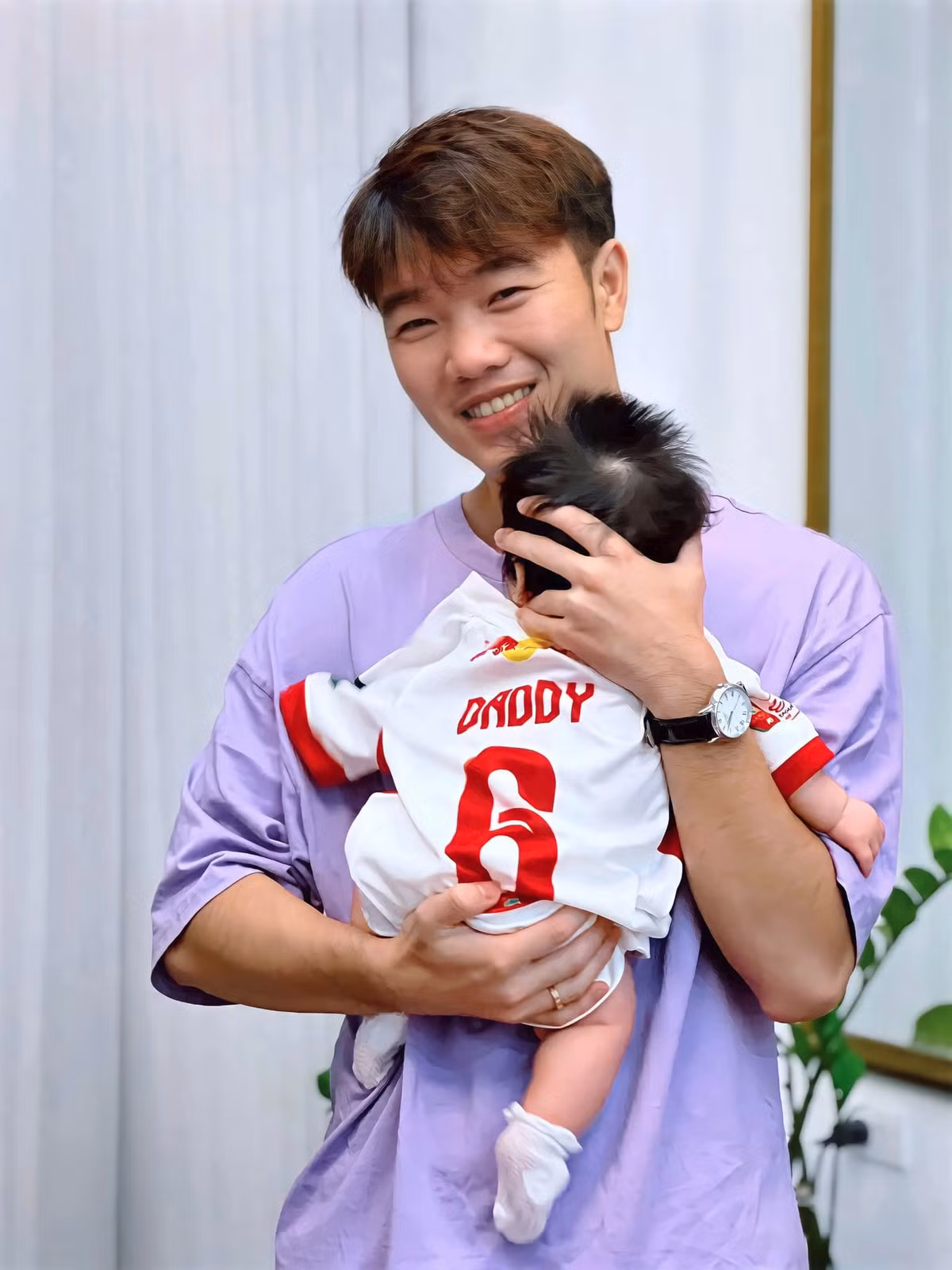 Cư dân mạng bày tỏ sự thích thú với hình ảnh Lương Xuân Trường cùng ái nữ diện đồ “tông xuyệt tông”.