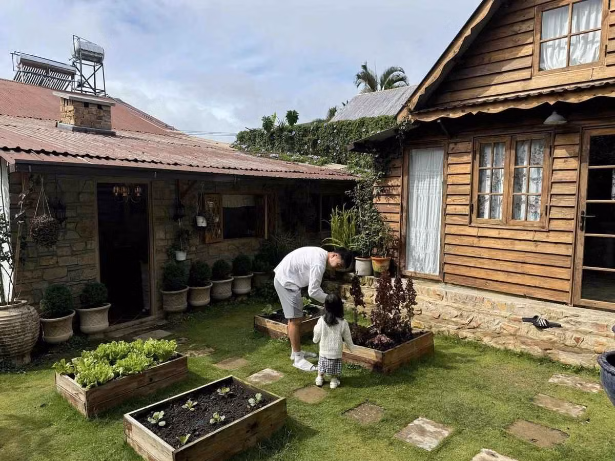 Gia nhập “cuộc vui” nghỉ hè cùng gia đình nhỏ như các đồng nghiệp cầu thủ, mới đây tiền vệ Lương Xuân Trường cũng đăng tải khoảnh khắc ngọt ngào trong chuyến du lịch cùng gia đình nhỏ. Ảnh sử dụng trong bài: Instagram/ FBNV