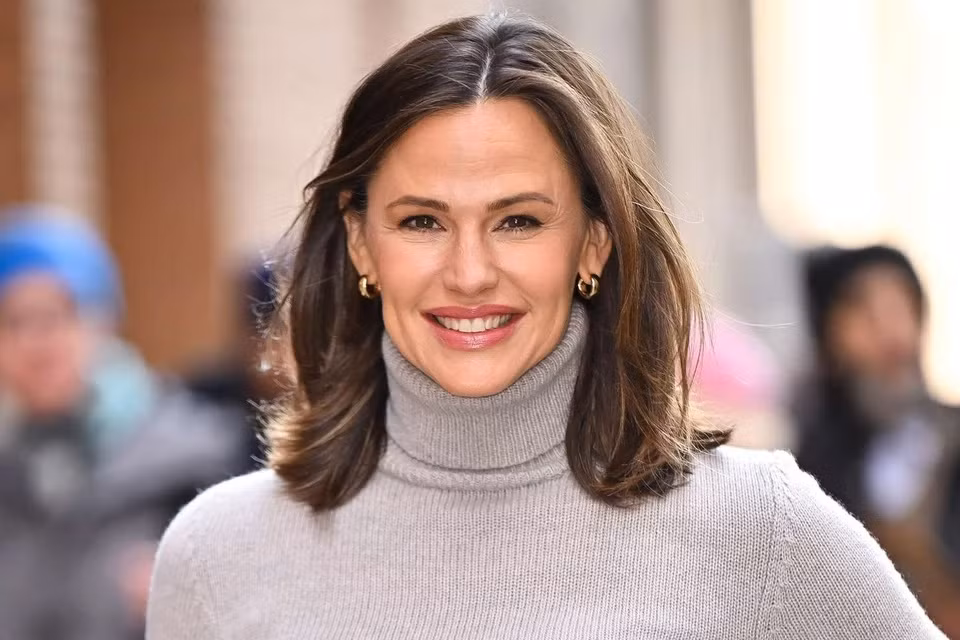 Ngoại hình và diễn xuất của Jennifer Garner được nhận xét là hoàn hảo cho vai diễn nữ sát thủ Elektra. Người đẹp sở hữu thân hình bốc lửa cùng gương mặt quyến rũ, hút hồn. Sinh năm 1972, nữ diễn viên người Mỹ nổi tiếng với hàng loạt dự án chất lượng như Pearl Harbor, The Kingdom, Valentine's Day hay Catch Me If You Can... Năm 2019, tờ People bình chọn Jennifer Garner là "Người phụ nữ đẹp nhất thế giới". Ảnh: People.