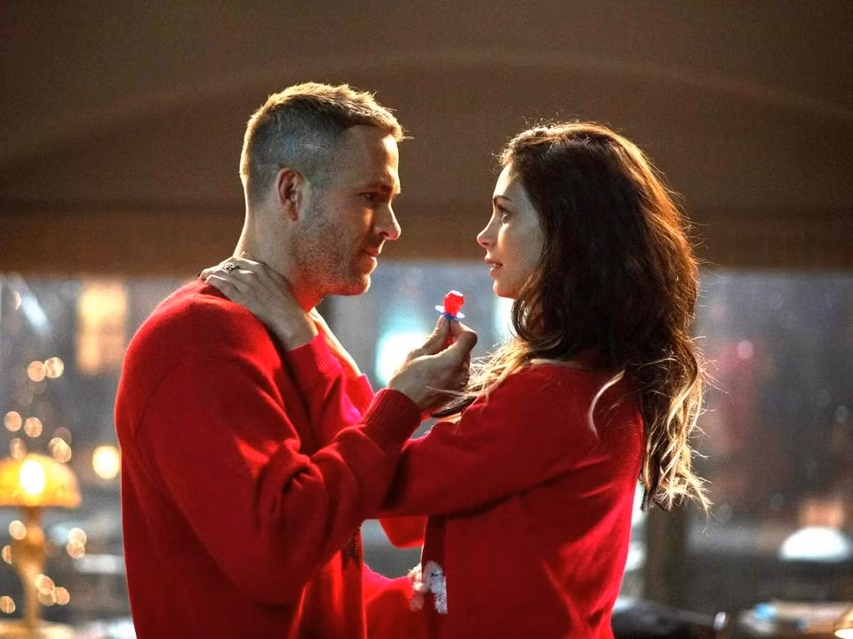 Trong Deadpool &amp; Wolverine, Morena Baccarin thủ vai Vanessa Carlysle. Nhân vật từng xuất hiện trong cả 2 phần phim thuộc thương hiệu Deadpool trước đó, là người tình nóng bỏng của Wade Wilson. Sang tới phần phim thứ 3, cả hai ban đầu chia tay nhưng cuối cùng đã quay lại bên nhau. Ảnh: Everett Collection