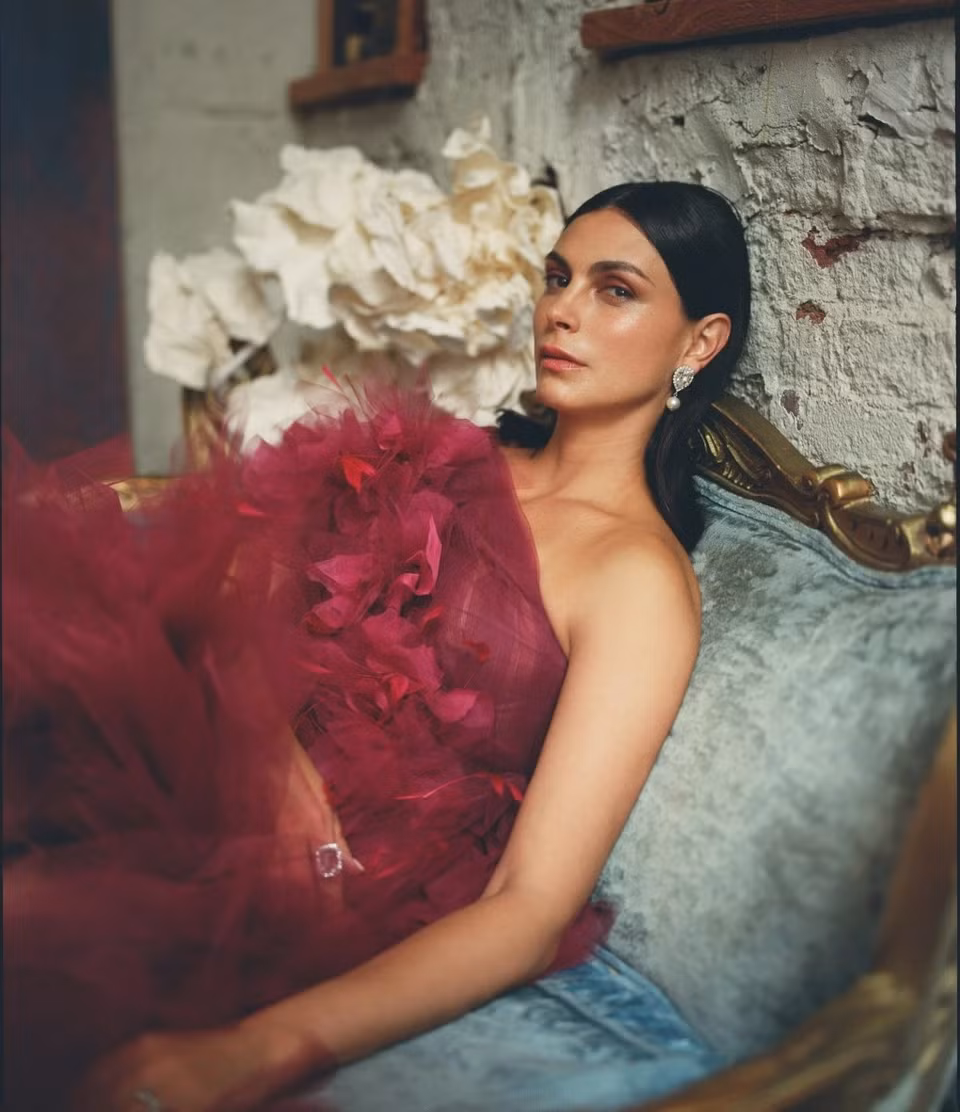 Morena Baccarin sinh năm 1979, là nữ diễn viên người Mỹ. Cô khởi động sự nghiệp diễn xuất từ năm 2001, với phim điện ảnh Perfume và Way Off Broadway. Sở hữu sắc vóc ấn tượng, đặc biệt là nụ cười rạng rỡ, Baccarin dễ dàng lọt vào mắt xanh của nhiều đạo diễn tại hollywood. Ảnh: Schön!.