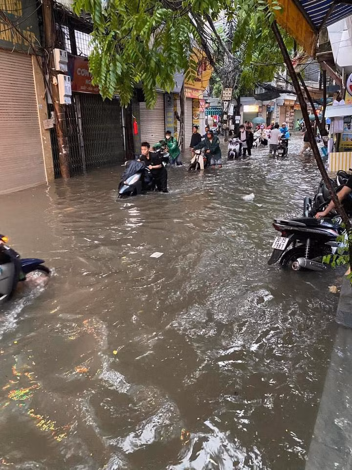 Theo ghi nhận tại nhiều địa điểm tại Hà Nội, nước mưa đã dâng lên khiến việc di chuyển khá khó khăn.