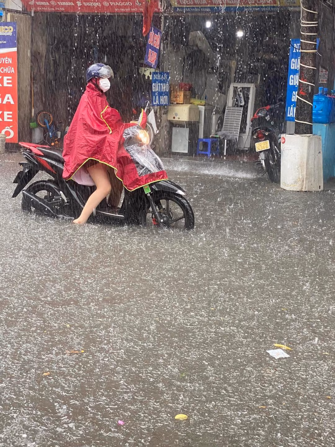 Bão số 2 (Prapiroon) đã đổ bộ vào bờ biển tỉnh Quảng Ninh vào rạng sáng nay (23/7), kết thúc chuỗi ngày kỷ lục, hơn 640 ngày không có bão đổ bộ vào đất liền.