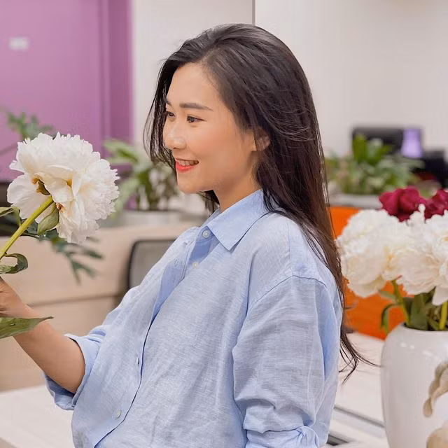 Sau đó, năm 2014, Khánh Trang chuyển về VTV. Và 2 năm sau, cô trở thành người dẫn chương trình chính thức của chương trình "Bản tin Thời sự 19h".