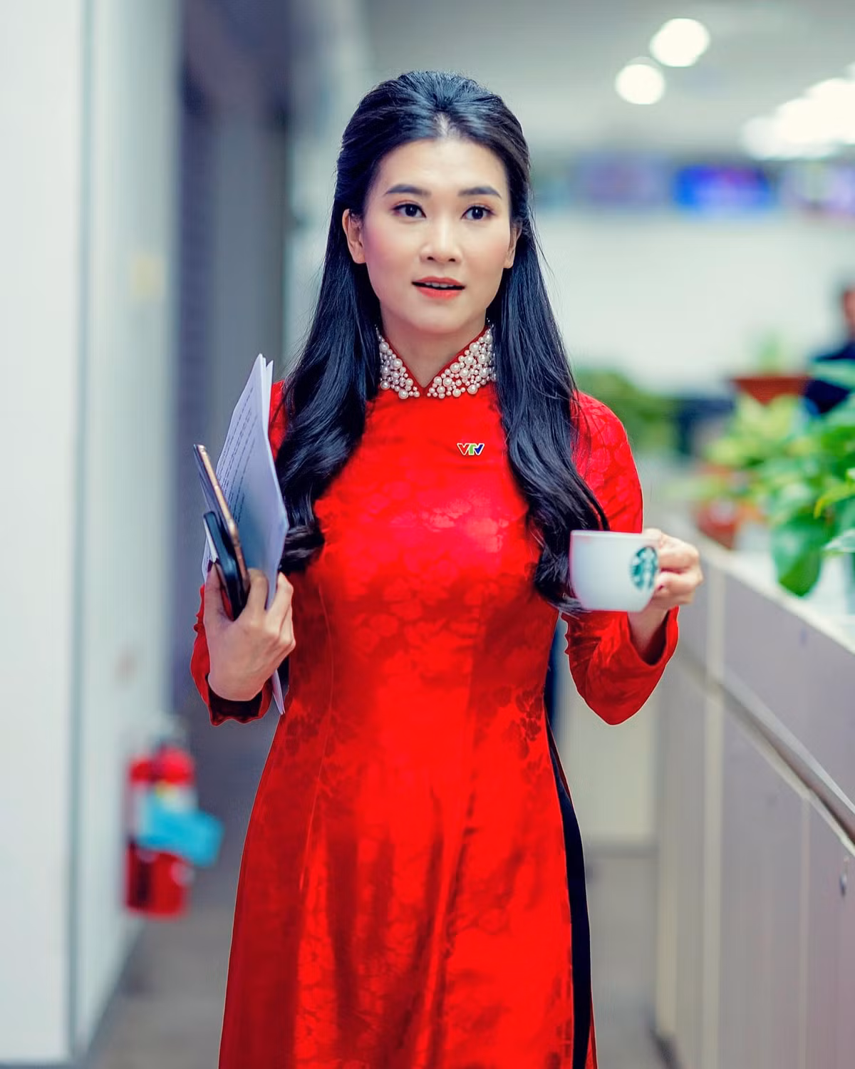 Bất cứ lúc nào có thời gian rảnh, Khánh Trang đều tranh thủ đến trường đón con. Trong đời thường, nữ BTV tuổi Tý cũng thừa nhận bản thân không phải là người phụ nữ hoàn hảo nhưng cô là người có trách nhiệm.