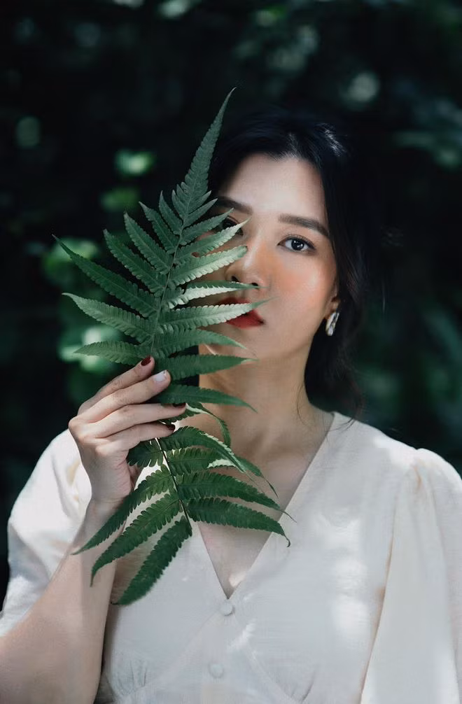 Nói về quá trình đến với công việc truyền hình, Khánh Trang cho biết cô đến với nghề bằng niềm yêu thích. "Tôi đã bắt đầu mối duyên với truyền hình bằng tất cả sự bản năng và yêu thích cá nhân. Lúc đó tôi vừa đi học vừa cộng tác với truyền hình. Vất vả nhưng vui lắm, chẳng bao giờ quên. Bắt đầu là đi theo ê-kíp các anh chị để quan sát, học hỏi, nắm bắt công việc...