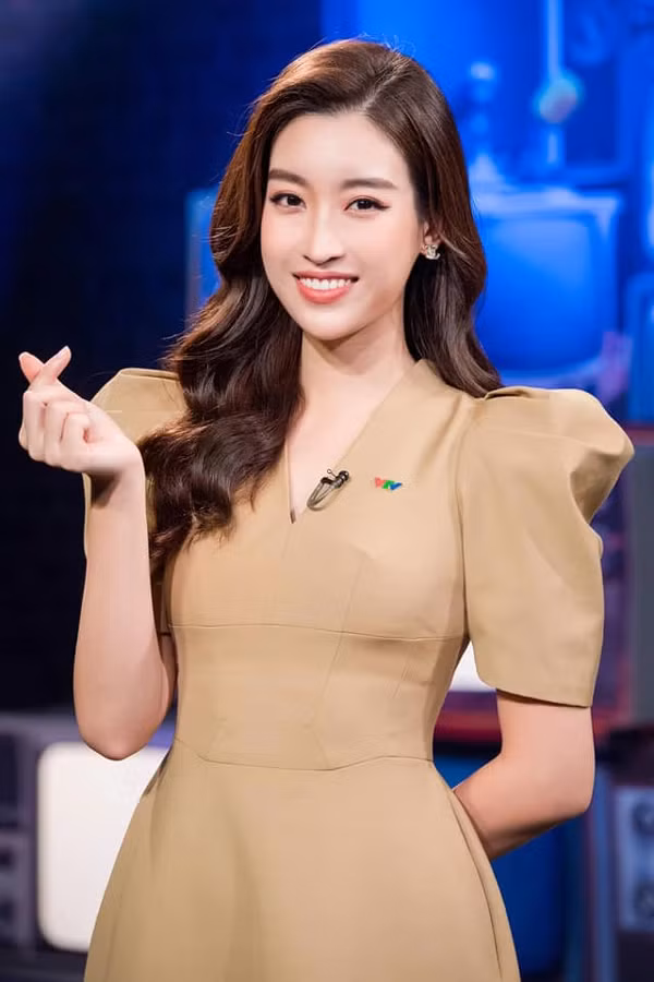 Hoa hậu Việt Nam 2016 - Đỗ Mỹ Linh cũng là nàng Hậu có học vấn cực khủng. Mỹ Linh từng theo học ngành Quản trị kinh doanh của Đại học Ngoại thương - một trong những trường Đại học top đầu của Việt Nam.