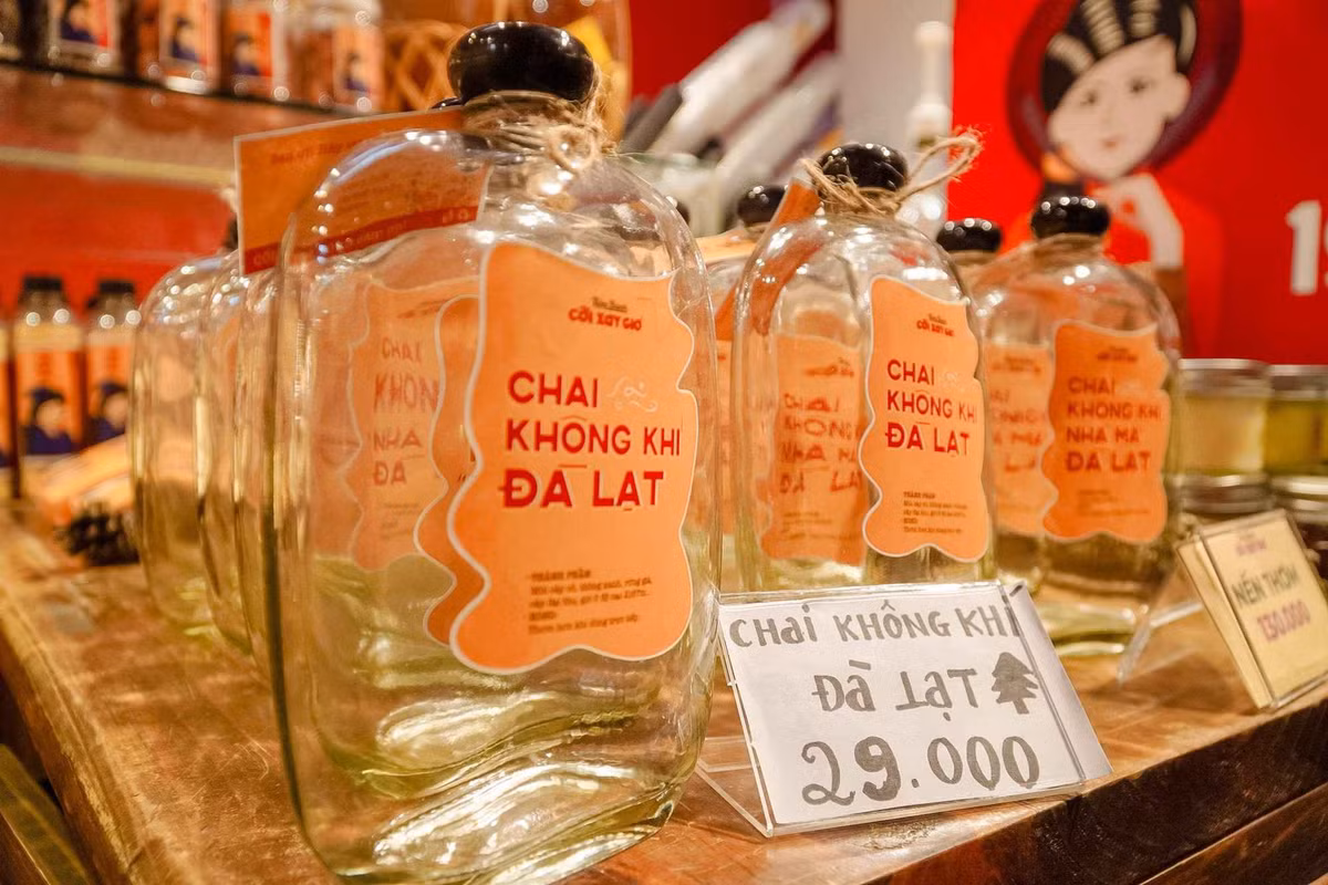 So với túi không khí, chai thủy tinh thân thiện với môi trường, đặc biệt là có thể tái sử dụng để cắm hoa, trang trí và đựng nước.