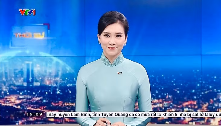 Người xem còn ấn tượng về một BTV Khánh Trang nền nã dịu dàng với tà áo dài thướt tha mỗi khi lên sóng truyền hình. Cách trang điểm nhẹ nhàng cùng mái tóc dài buộc nửa đầu duyên dáng cũng làm nên "thương hiệu" của nữ BTV bản tin Thời sự.