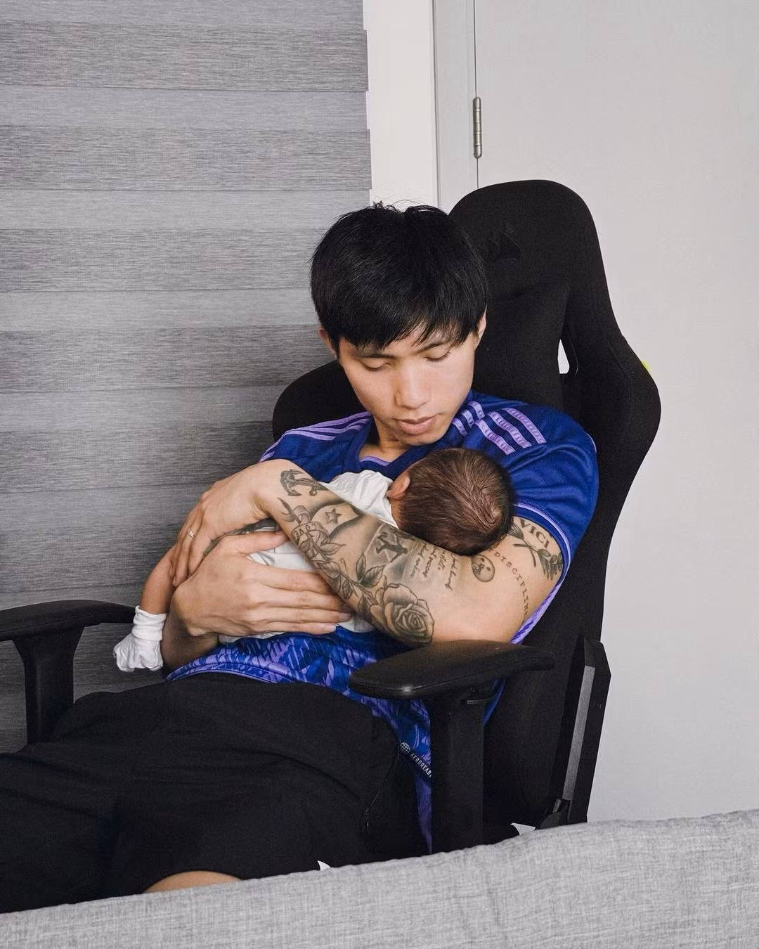 Trong một số bức ảnh, Đoàn Văn Hậu hóa thành ông bố dịu dàng khi bế bé Lúa.