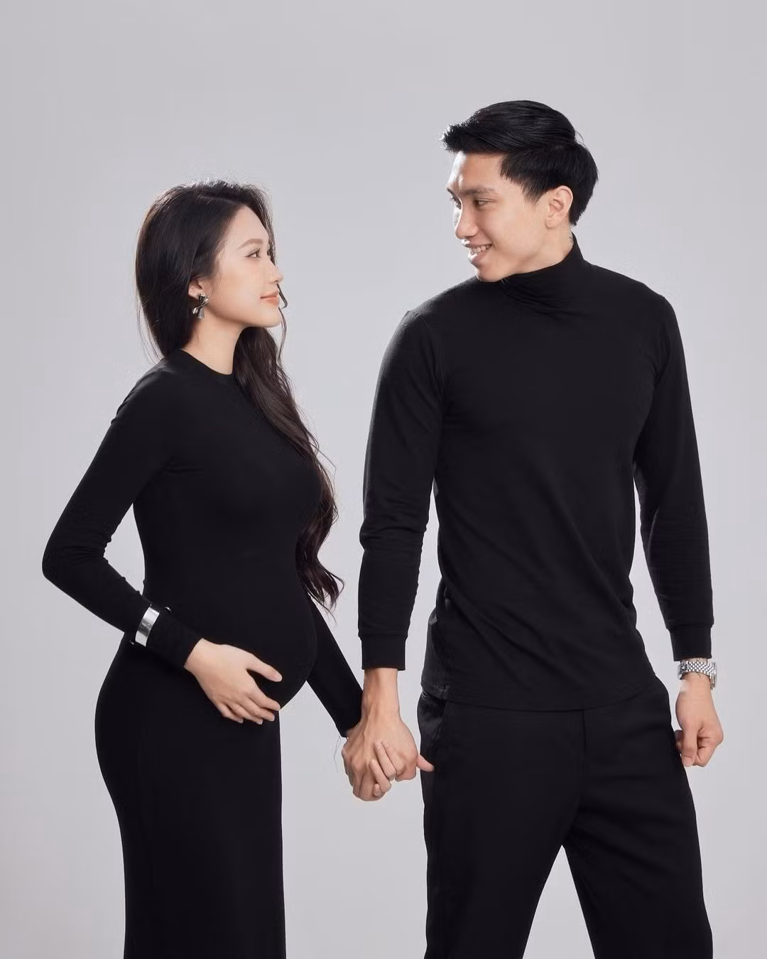 Gia đình nhỏ của Đoàn Văn Hậu và Doãn Hải My được nhiều người ngưỡng mộ vì chẳng cần khoe khoang, ồn ào mà luôn toát ra vẻ bình dị, hạnh phúc. (Ảnh: IGNV)