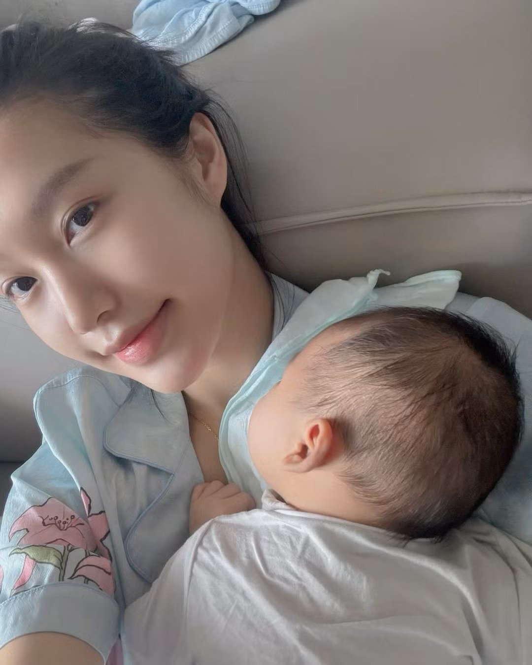 Trong những bức hình đăng tải, Đoàn Văn Hậu và Doãn Hải My khéo léo chưa để lộ hoàn toàn gương mặt em bé, các góc chụp đều che đi hoặc chụp từ phía sau.