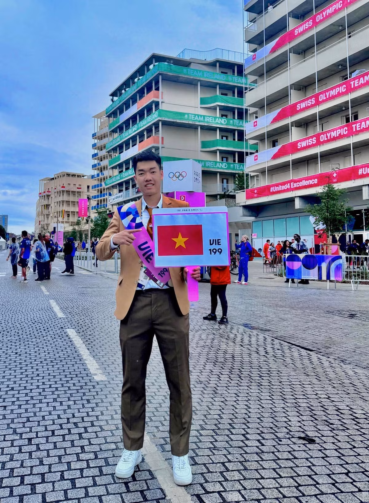 Anh là VĐV của Đội cầu lông Quân đội do Trung tâm Thể dục Thể thao Quốc phòng 2 quản lý và mang quân hàm trung úy quân nhân chuyên nghiệp.