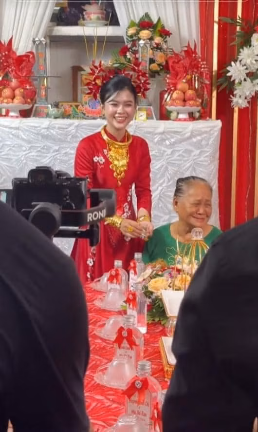 Cô dâu Linh Chi cho biết, chú rể là bạn của dượng.
