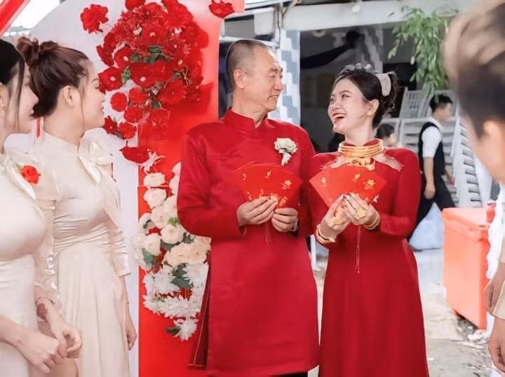 Được biết, đây là một đám cưới ở Tiền Giang. Cô dâu tên Huỳnh Linh Chi (SN 2002), làm nghề liên quan đến lĩnh vực thẩm mỹ và làm đẹp. Còn chú rể người Hàn Quốc, đã U60.