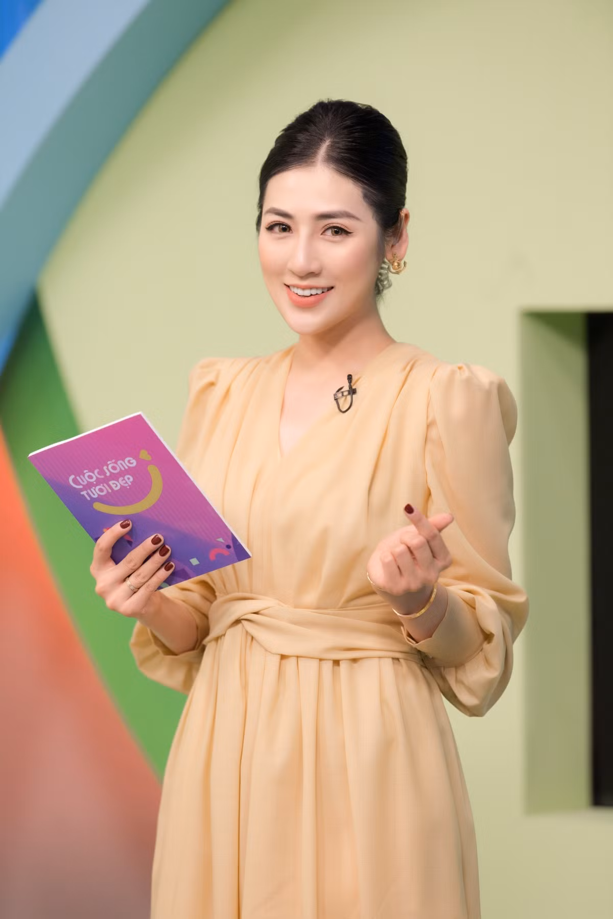 Á hậu Việt Nam 2012 Dương Tú Anh cũng là một trong những cái tên trong dàn người đẹp làm việc ở VTV.