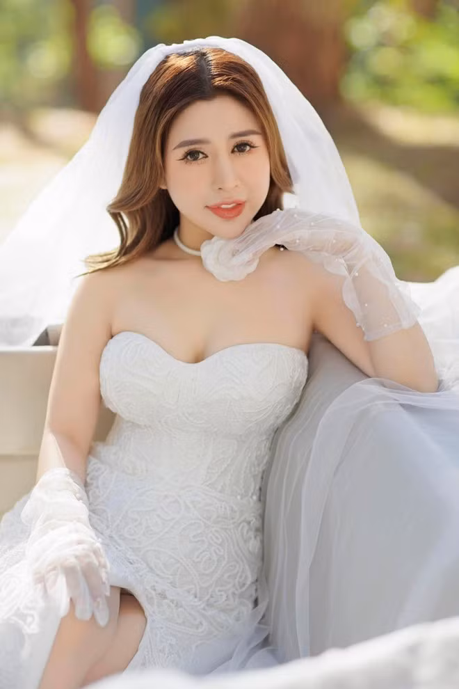 Cùng với số quà cưới giá trị, nhan sắc xinh đẹp của cô dâu Cần Thơ cũng gây ấn tượng với dân mạng. Cô nàng sở hữu gương mặt thanh tú, nụ cười rạng rỡ.