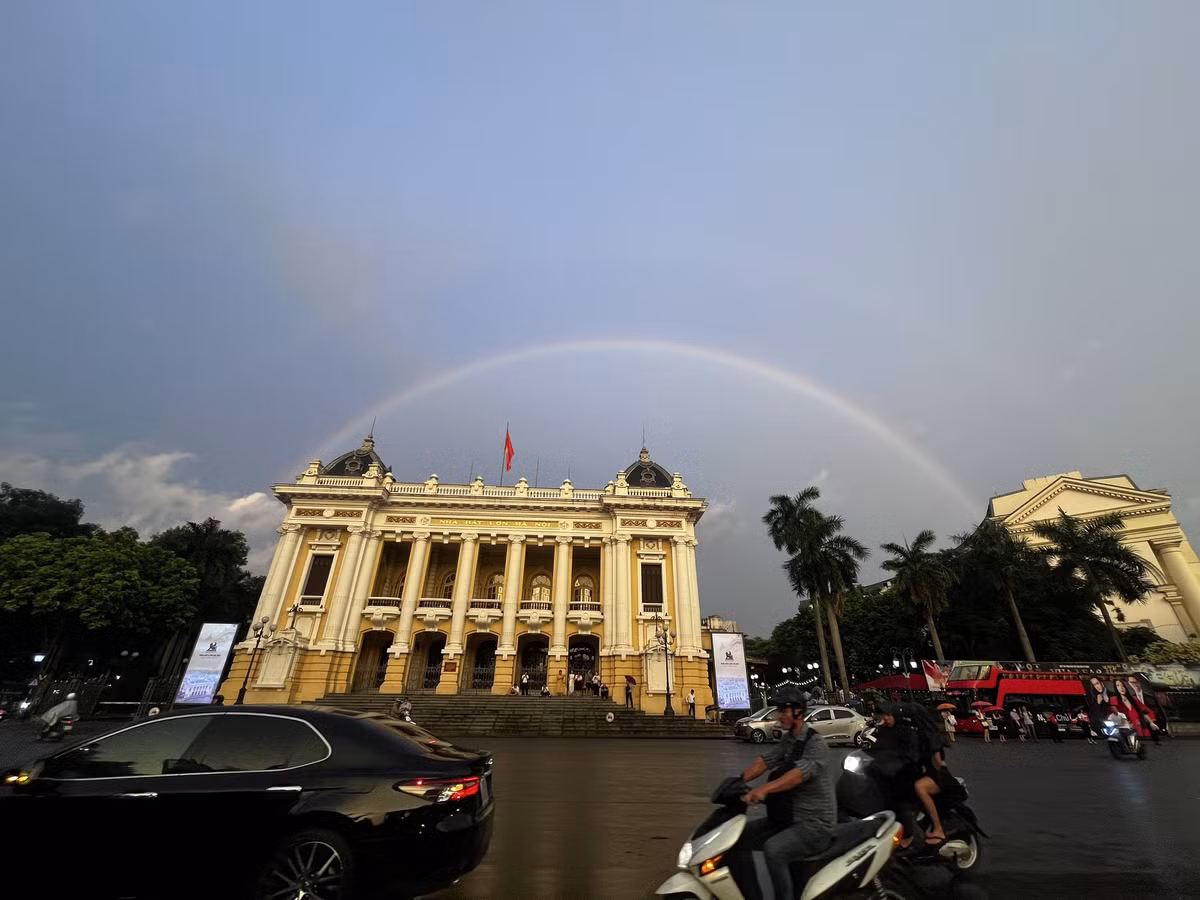 Khung cảnh ở nhà hát Lớn.