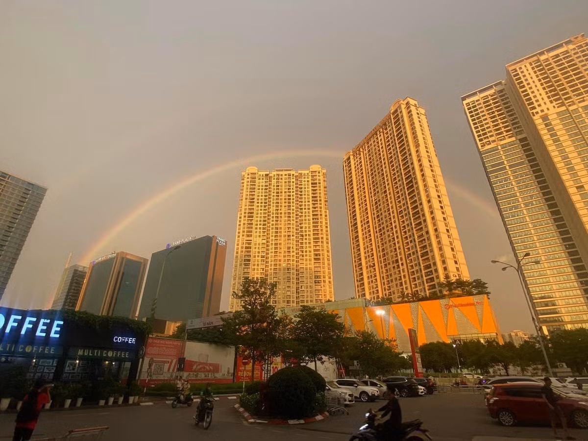Cầu vồng là hiện tượng quang học thiên nhiên thường xuất hiện sau những cơn mưa lớn. Tuy nhiên chiều qua mưa chỉ rơi lất phất ít hạt, sau đó hình ảnh cầu vồng đôi rực rỡ đã xuất hiện trên bầu trời khiến nhiều người phải trầm trồ.