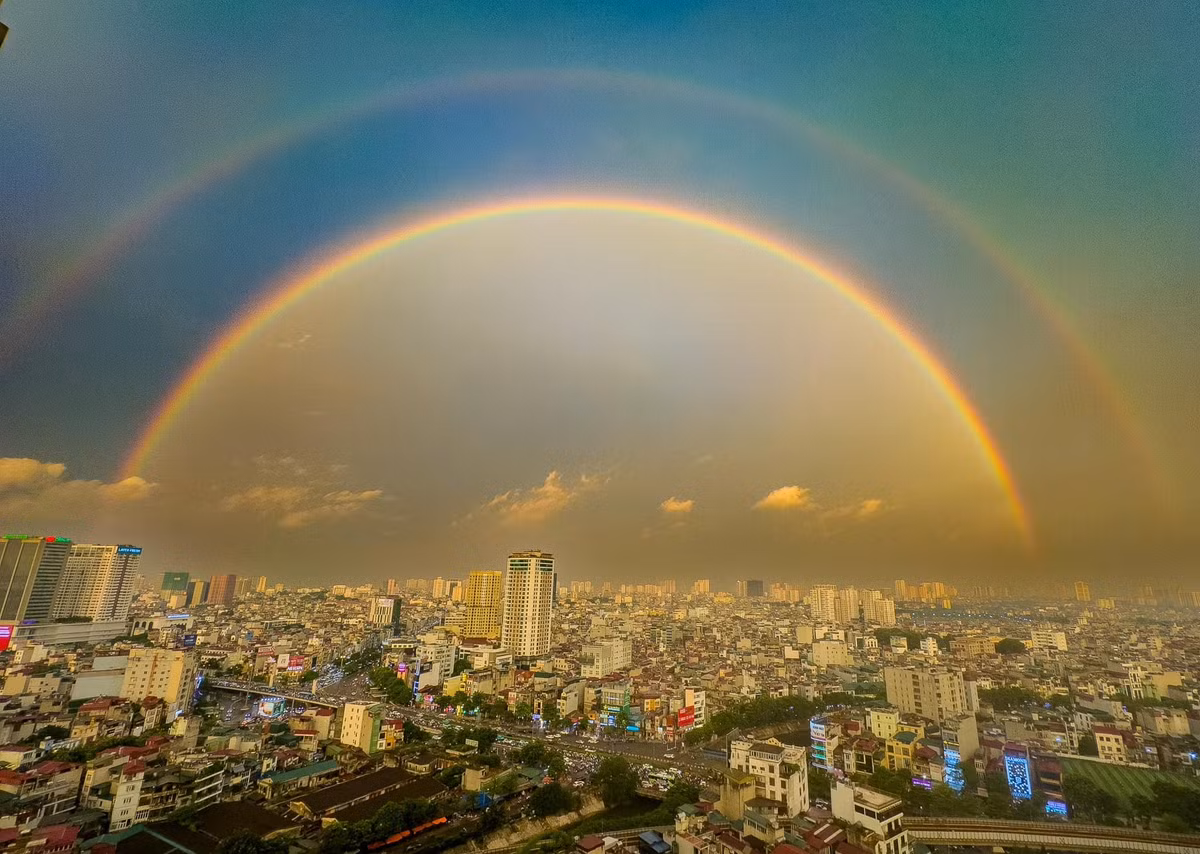 Chiều qua, ngày 22/7, rất nhiều người dân ở Hà Nội đã được tận mắt chiêm ngưỡng khoảnh khắc cầu vồng đôi xuất hiện trên bầu trời.