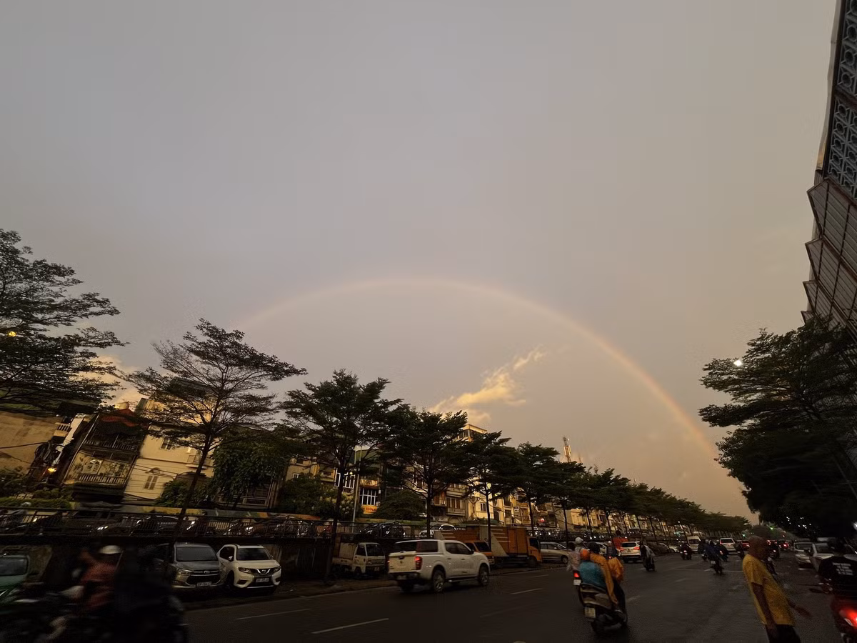 Cầu vồng thì không quá hiếm để có thể chiêm ngưỡng, thế nhưng cầu vồng đôi giữa sắc trời ráng vàng của bầu trời Hà Nội chiều qua thì không phải lúc nào cũng có thể bắt gặp.