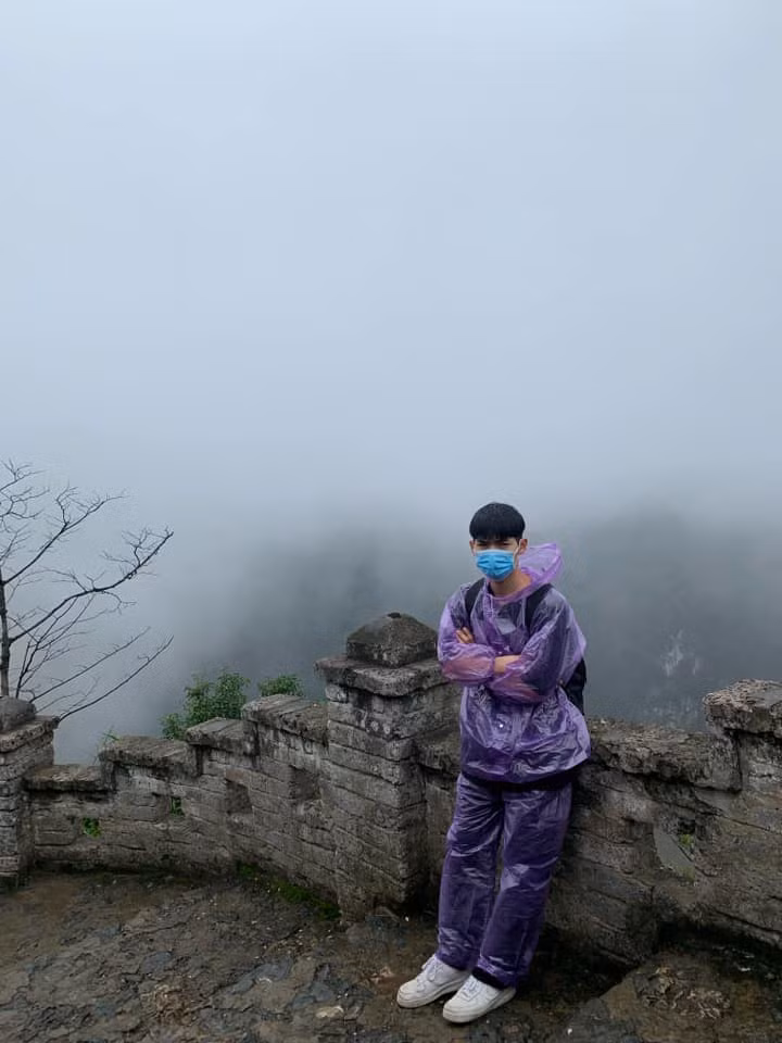 "Người ta đi du lịch thì mặc đẹp này kia, còn chúng tôi thì..." - 1 thành viên trong đoàn than thở.