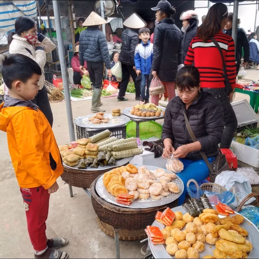 Thức quà của những đứa trẻ mỗi khi hóng mẹ đi chợ về.
