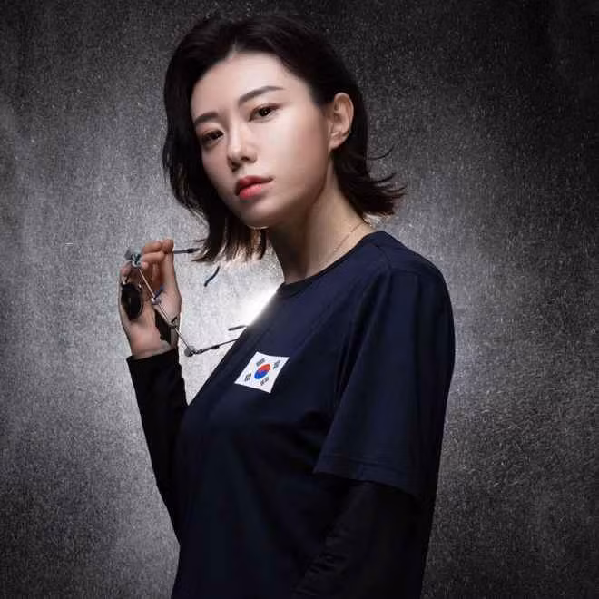 Trong suốt trận đấu, Kim Ye-ji chỉ giữ vẻ mặt lạnh lùng nhưng khi đã kết thúc, cô mỉm cười rạng rỡ, vẫy tay chào khán giả và vui vẻ như một đứa trẻ khi nâng chiếc huy chương trên cổ.