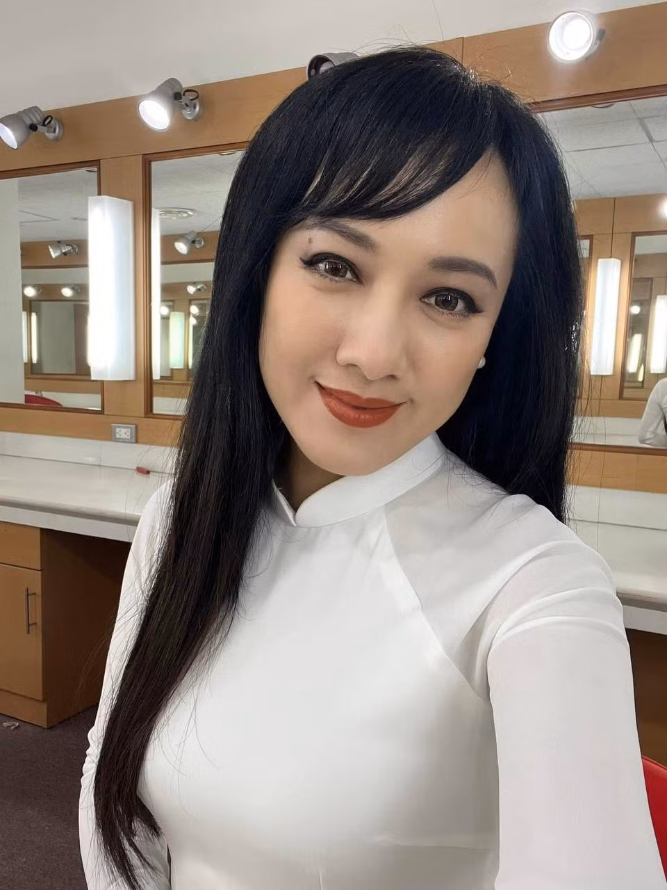 Mới đây, Hoài Anh còn khiến dân mạng không khỏi thích thú khi diện áo dài trắng hóa thân thành nữ sinh trên sóng truyền hình.
