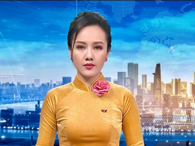 BTV Hoài Anh từng khiến dân mạng trầm trồ với BST áo dài đa dạng nhiều kiểu dáng, màu sắc trên các bản tin thời sự
