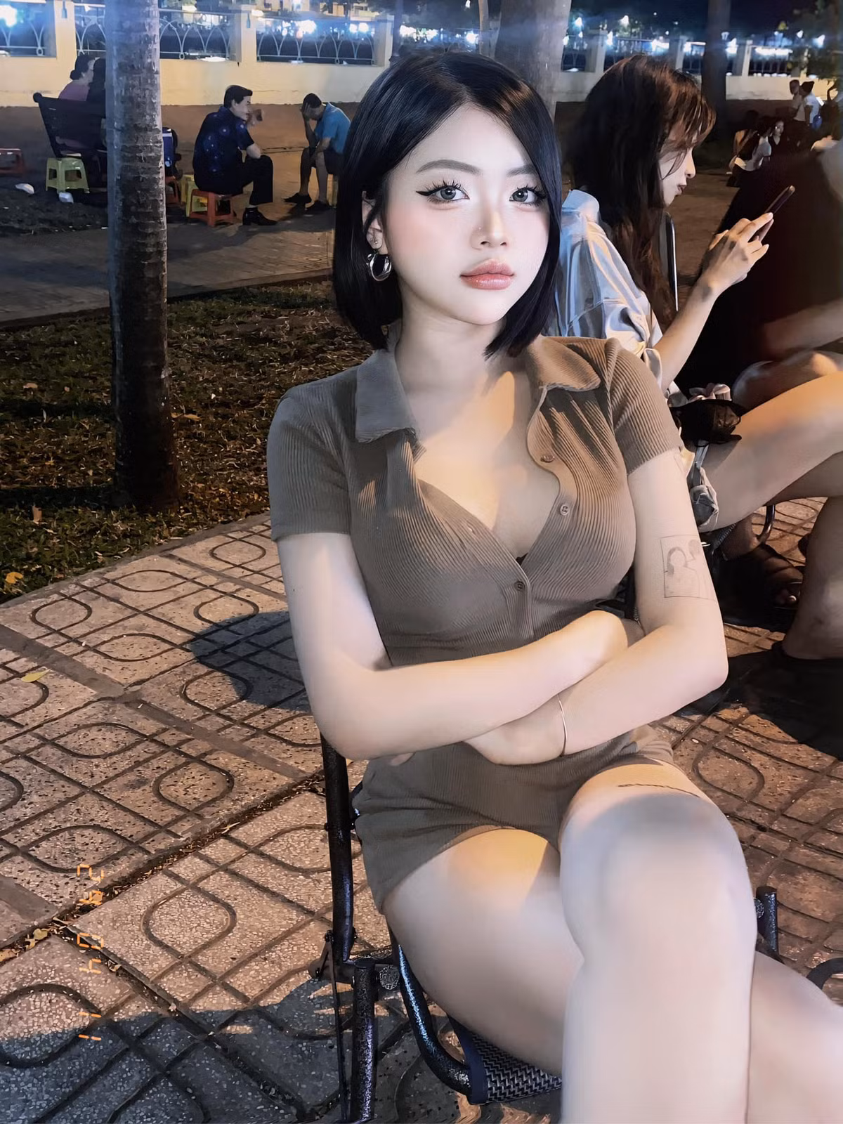 Ngoài gương mặt xinh xắn, Khánh Ngân cũng sở hữu thân hình cực chuẩn. Dù không sở hữu chiều cao lý tưởng, cô nàng vẫn có thể cân mọi outfit.