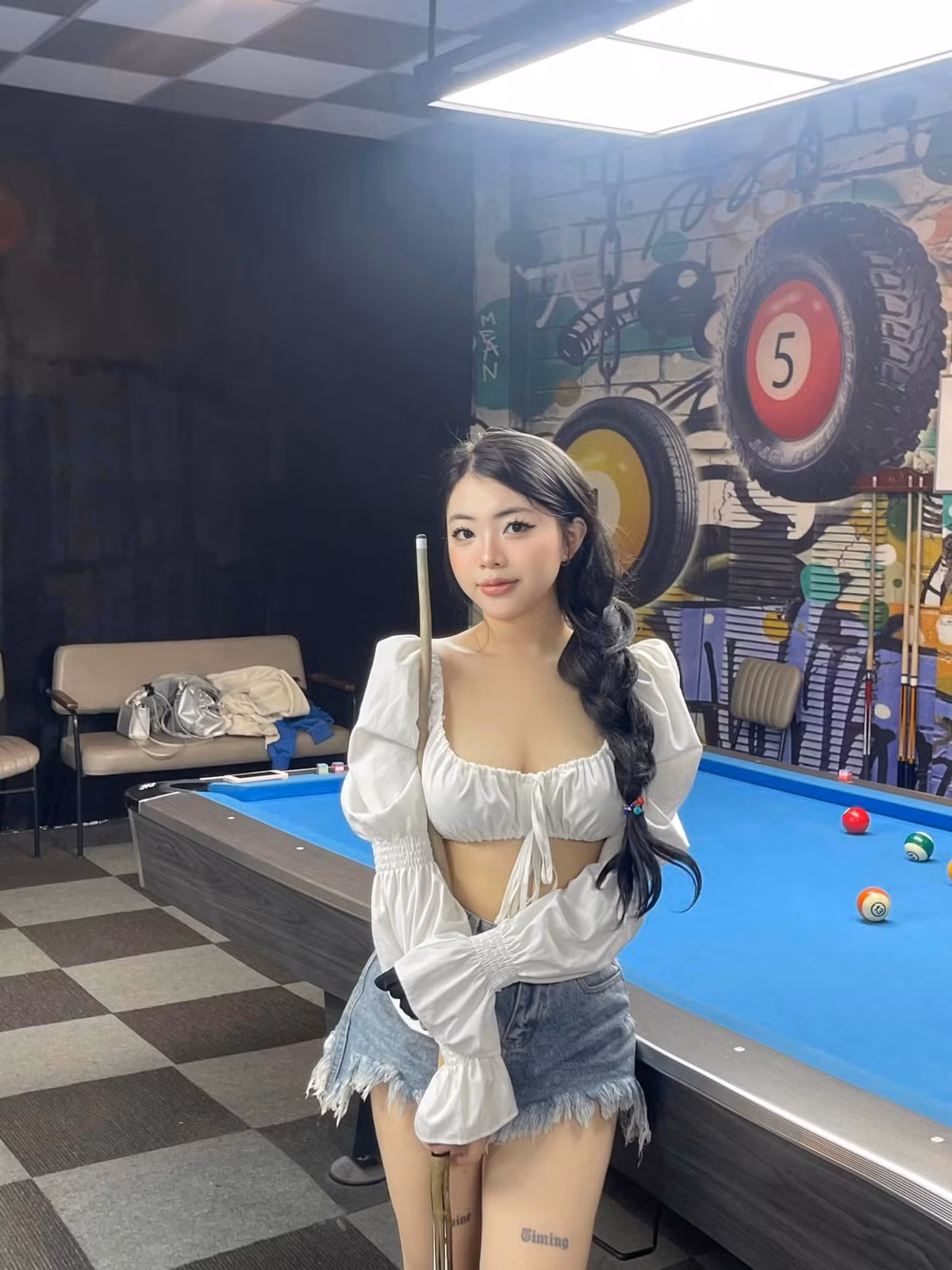 Cô nàng theo đuổi phong cách trẻ trung, ngọt ngào nữ tính.