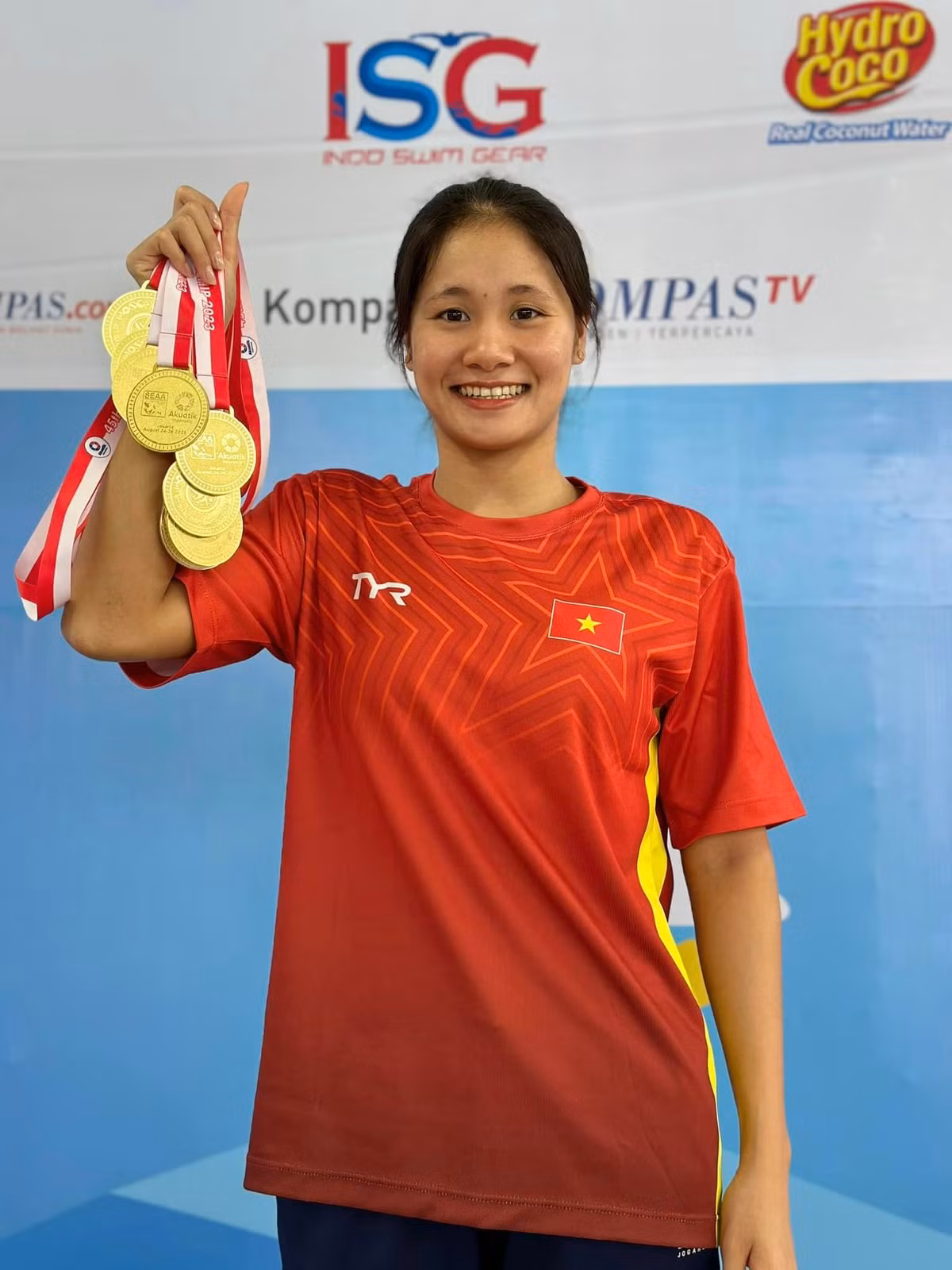 Nữ VĐV này giành tổng cộng 9 huy chương vàng ở các nội dung bơi tại giải vô địch bơi lặn trẻ năm đó, ngang bằng với những gì mà Ánh Viên từng lập được ở các giải trẻ trước đây.