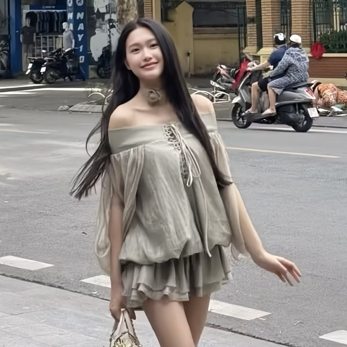 Top 10 Hoa hậu Việt Nam 2020 diện bộ váy bồng bềnh điệu đà, khoe chân dài thon thả cùng nhan sắc xinh đẹp, rạng rỡ, tay cầm theo túi xách hàng hiệu.