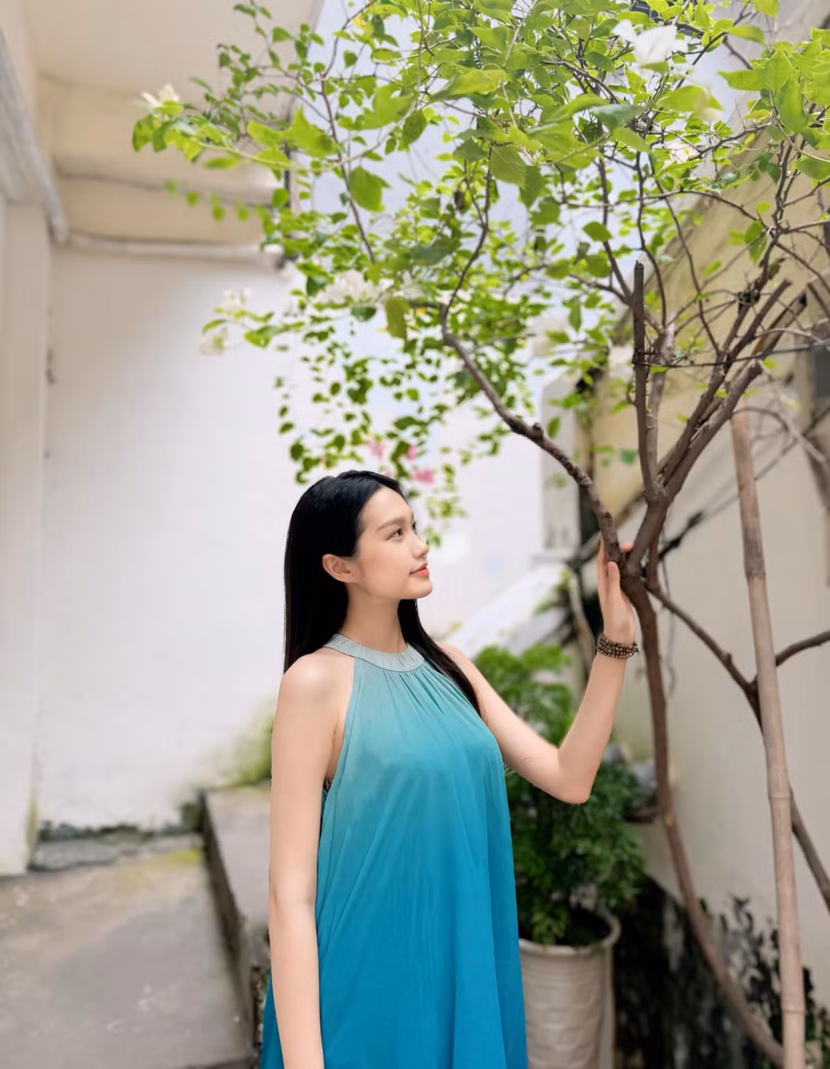 Sau mấy năm hẹn hò và về chung một nhà, Đoàn Văn Hậu đã rèn được tay nghề chụp ảnh cho bà xã, giúp Hải My khoe trọn sắc vóc chỉ qua những tấm ảnh chụp bằng camera thường của điện thoại.