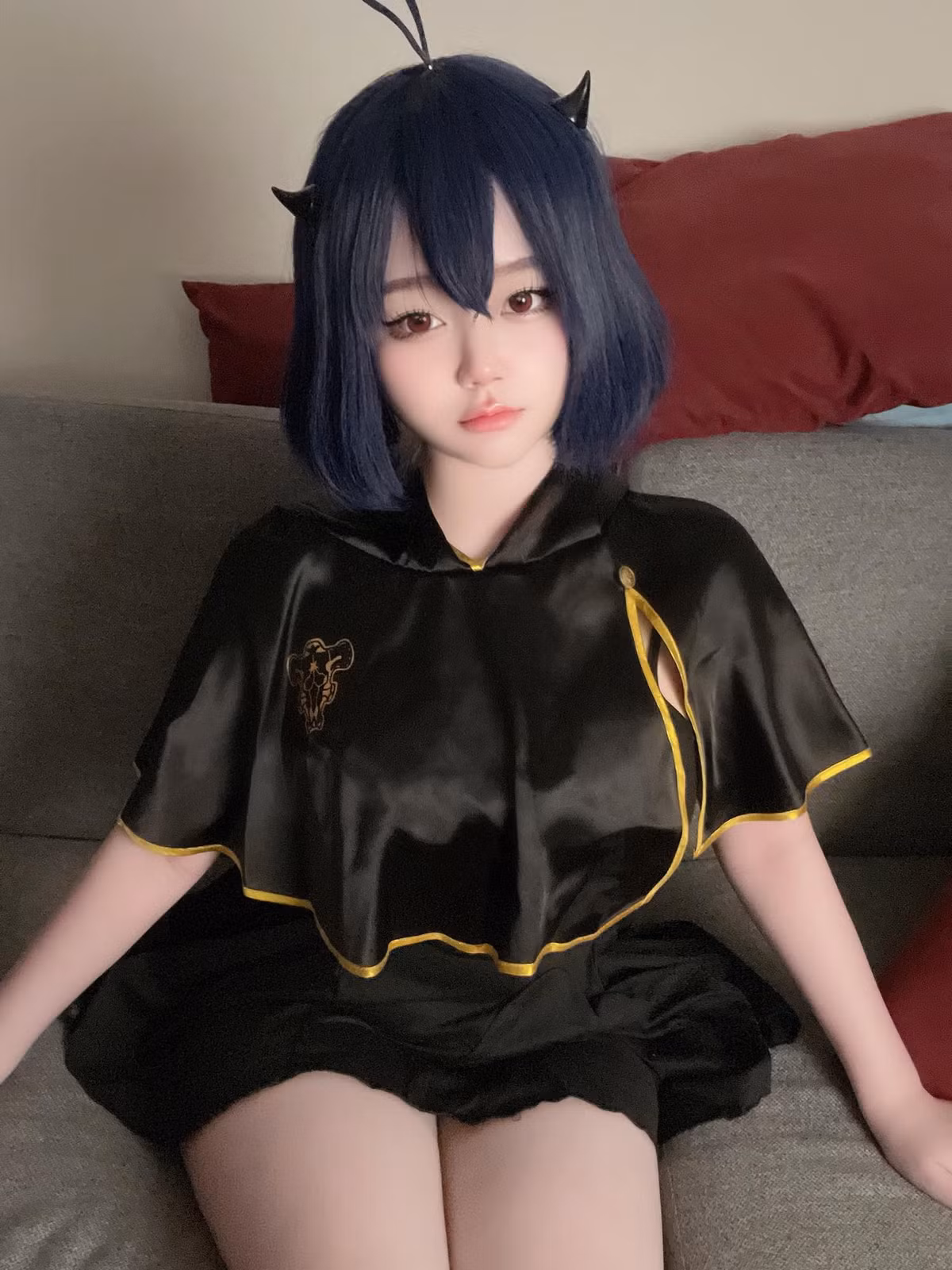 Việc cosplay khoe thân quá đà của cô nàng vấp phải nhiều ý kiến trái chiều. Một số ý kiến cho rằng việc coser thể hiện đường cong cơ thể là một phần của việc diễn đạt nhân vật, trong khi những người khác lại lo ngại về việc phô trương quá mức có thể dẫn đến những hệ lụy không mong muốn.