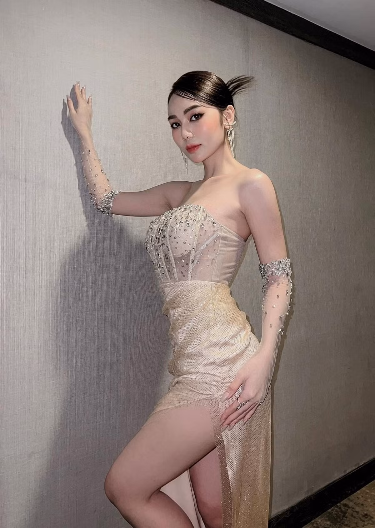 Cô gái được nhắc tên trong ồn ào nói trên là Hoàng Kim Chi (sinh năm 1997) đến từ Quảng Trị. Kim Chi tốt nghiệp Đại học Khoa học Xã hội và Nhân văn, Đại học Quốc gia TP. Hồ Chí Minh.