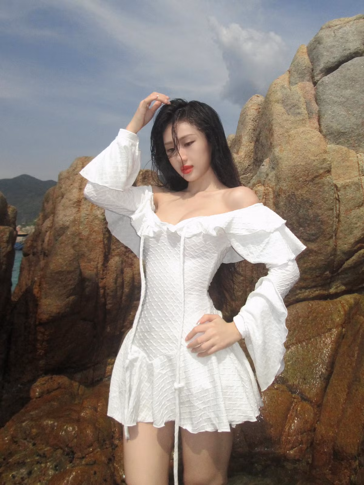 Ngoài ra, cô còn sở hữu thương hiệu thời trang riêng tại TPHCM.