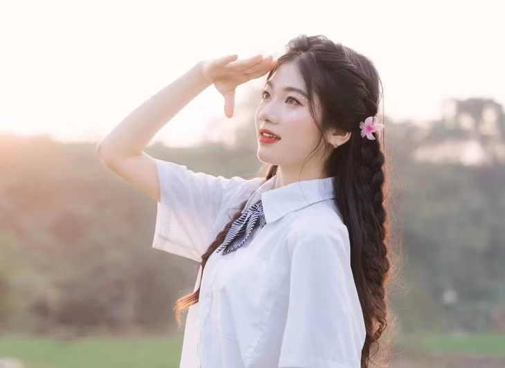Phạm Quỳnh Anh (học sinh lớp 12A1, Trường THPT Mỹ Tho, Nam Định) được nhiều người biết đến khi là 1 trong 2 thí sinh đạt điểm 10 môn ngữ văn trong kỳ thi THPT năm nay. Ngoài ra, kết quả các môn thi khác của Quỳnh Anh lần lượt là Toán 7,8; Lịch sử 8,5; Địa lí 9,25; Giáo dục công dân 9; Tiếng Anh 8,4. Tổng điểm xét tuyển khối C00 của thí sinh là 27,75 điểm.
