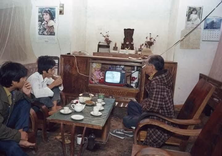 Tivi và cassette thể hiện cho một gia đình khá giả ngày ấy.