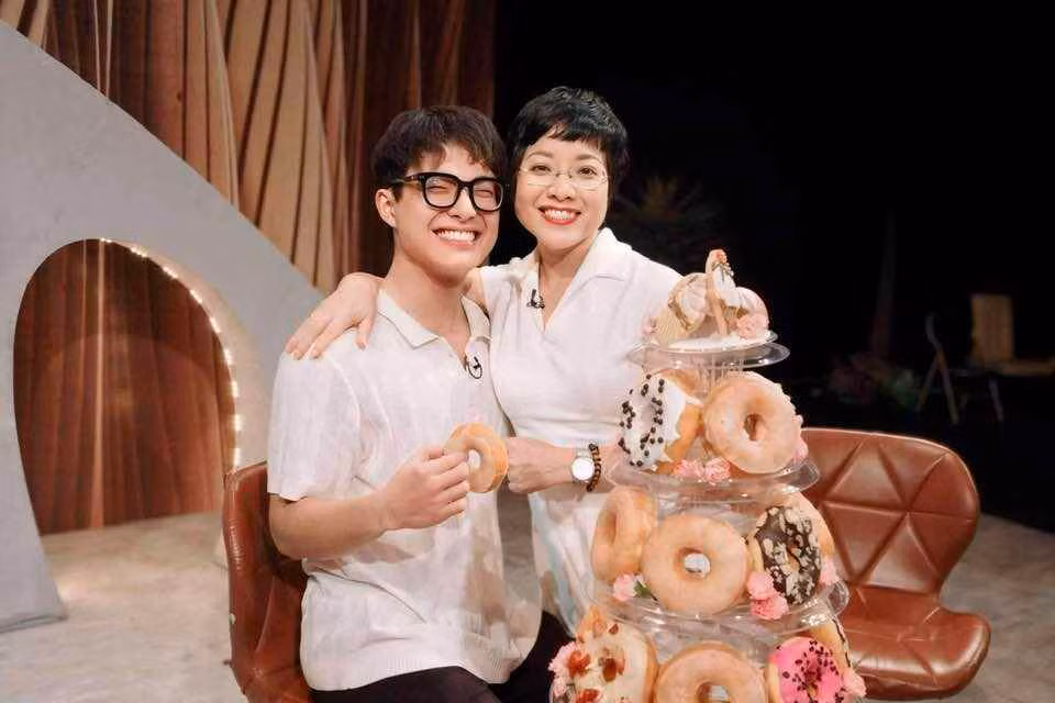 Sau khi tan vỡ hôn nhân, nữ MC "Gặp nhau cuối tuần" là Thảo Vân và chồng cũ vẫn giữ mối quan hệ thân thiết để cùng nhau chăm sóc cậu con trai chung tên Nguyễn Gia Bảo, hay còn được gọi thân mật là Tít. Ảnh sử dụng trong bài: FBNV