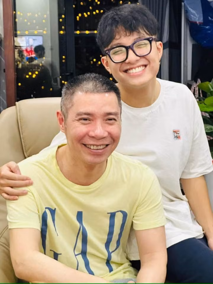 Theo đó, con trai NS Công Lý chọn kiểu tóc xoăn, luôn có hành động nhẹ nhàng, ôm lấy mẹ cực tình cảm. Gia Bảo được nhận xét có khuôn miệng và nụ cười tươi như "sao chép" từ mẹ.