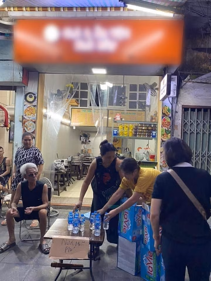 Chị Ngân (41 tuổi, nhân viên văn phòng, Hà Nội) cho biết: "Tôi cùng bạn đã đi từ công ty đến nhà tang lễ với hi vọng được kính viếng Bác một lần. Do đi vội quá nên chúng tôi cũng chưa ăn uống gì. Khi xếp hàng ở đây khoảng 2 tiếng, chúng tôi cảm thấy rất đói và khát. May mắn nhận được nước bánh miễn phí đã giúp cho chúng tôi cảm thấy đỡ đói. Tôi cảm thấy đây là hành động rất nhân văn và ý nghĩa". Ảnh sử dụng trong bài: Sưu tầm Facebook.