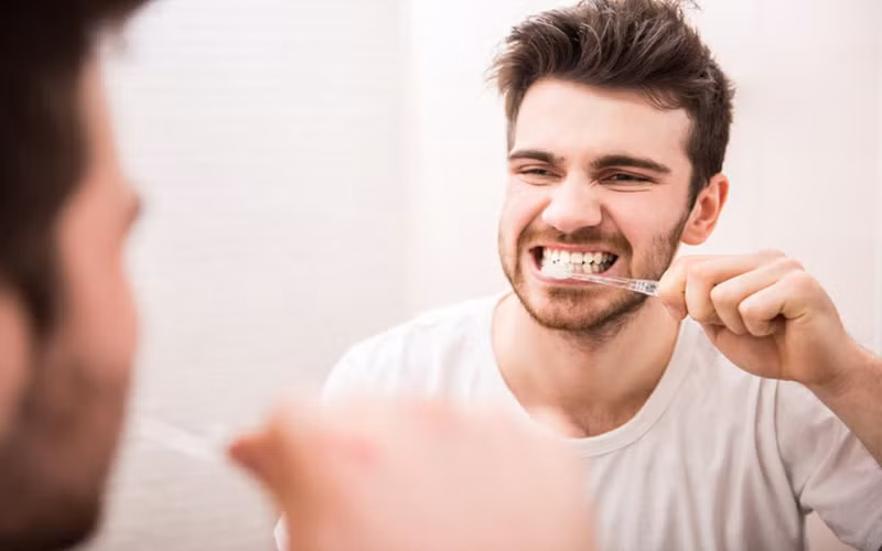 Đánh răng đủ 3 phút: Theo nghiên cứu của các chuyên gia răng miệng, việc đánh răng quá nhanh sẽ không thể loại bỏ các mảng bám còn tồn đọng trên răng. Tuy nhiên, đánh răng quá lâu lại có nguy cơ bào mòn men răng, ảnh hưởng đến các mô mềm. Chính vì vậy, chuyên gia khuyến cáo bạn chỉ nên chải răng khoảng 2-3 phút/lần.