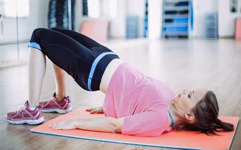 Tập thể dục với hông: Nâng hông lên cao khoảng từ 2 đến 3 phút giúp bảo vệ sức khỏe đường ruột, hệ tiết niệu và sơ quan sinh sản.