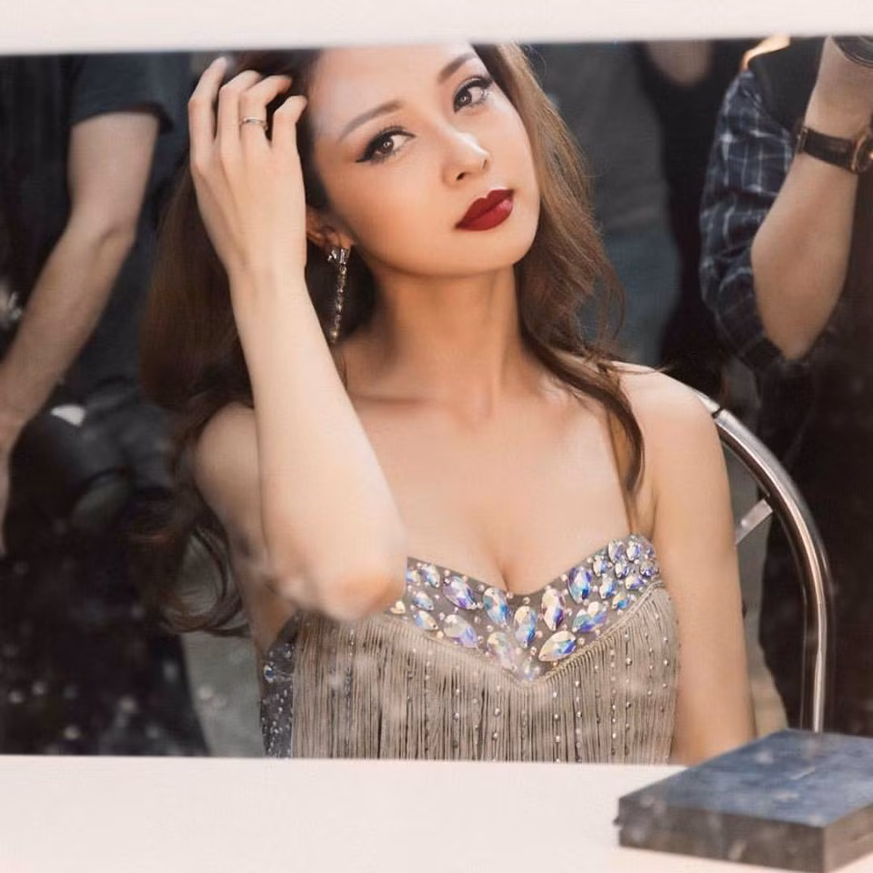 Không những thế, vẻ đẹp của người đẹp sinh năm 1985 được khen là ngày càng mặn mà, quyến rũ hơn. Ảnh: FBNV