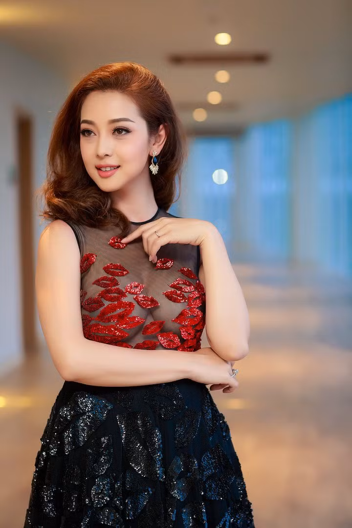 Hoa hậu châu Á tại Mỹ Jennifer Phạm khoe khéo đôi gò bồng đảo cuốn hút. Ảnh: VTC