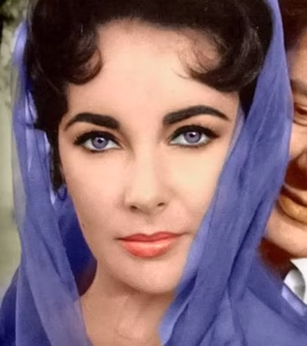  Mỹ nhân mắt tím Elizabeth Taylor, cố ngôi sao Hollywood từng một thời làm điên đảo cánh mày râu và khán giả nhờ đôi mắt tím đặc biệt. Ảnh: Pinterest