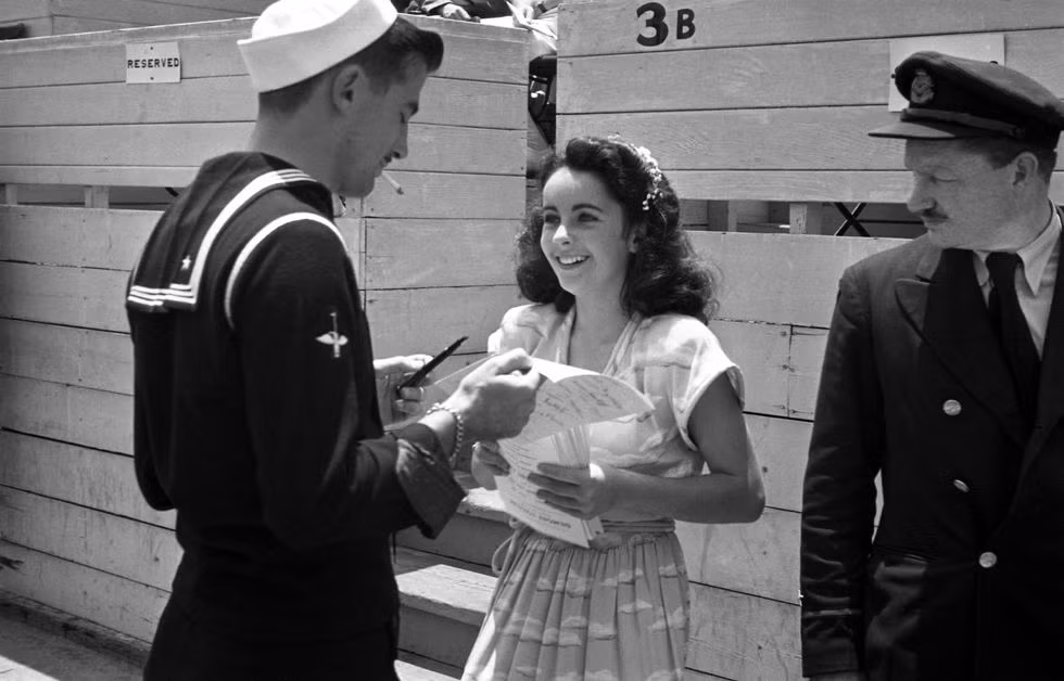 13 tuổi Elizabeth Taylor đã nổi tiếng bởi năm 11 tuổi bà đã đóng phim và gây chú ý. Ảnh: Internet